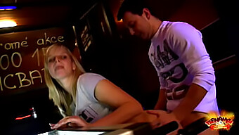 Agata Bliver Fræk I Videospilrummet Med Offentlig Sex