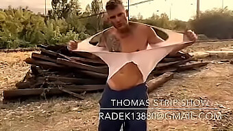 Thomas J'S Verleidelijke Striptease