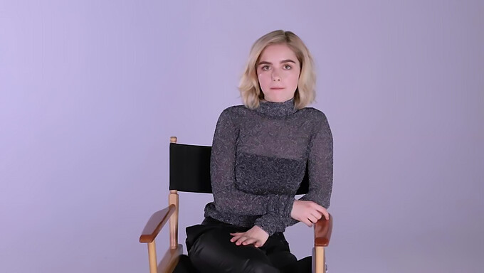 Kiernan Shipka'Nın Baştan Çıkarıcı Solo Mastürbasyon Performansı