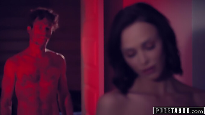 Emily Willis Își Ia Pizda Futută De Un Penis Mare În Acest Videoclip Bdsm