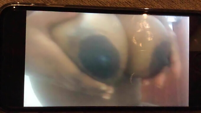 Payudara Hitam Besar Amatir Mendapatkan Beberapa Cinta Dalam Video Webcam Ini