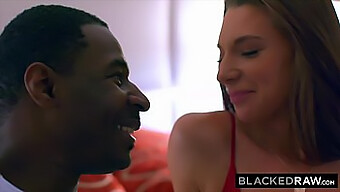 Grote Zwarte Lul Neemt Deze Interraciale Blowjob Over