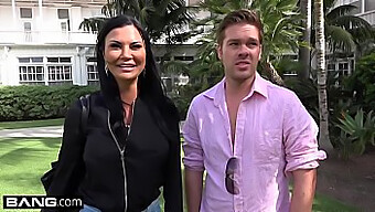 Jasmine Jae Cu Sânii Ei Mari Naturali Și Clitorisul Străpuns Expus La Plajă