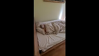 Amatör Çiftin Ev Yapımı Videosu, Kocasının Arkadaşını Karısını Memnun Ediyor