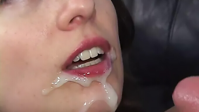 Une Adolescente (18 Ans Et Plus) Profite D'Une Gorge Profonde Et D'Une Bonne Pipe Sur Une Grosse Bite