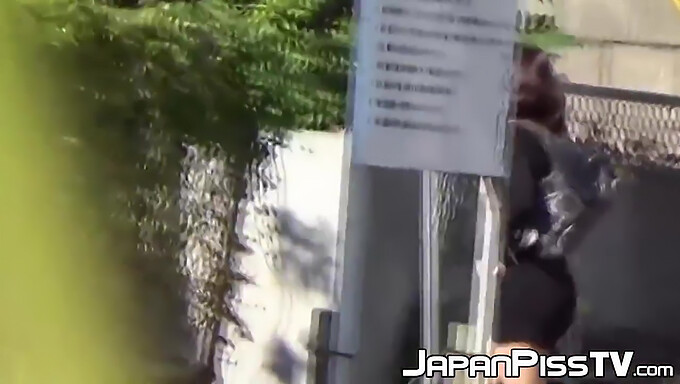 18+ Japon Kız, Çiş Yaparken Yakalandı