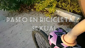 Ekshibisjonistisk Par Rir En Sexsykkel Med Dildo