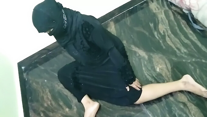 Una Seducente Araba Seduce Un Grosso Ragazzo Indiano