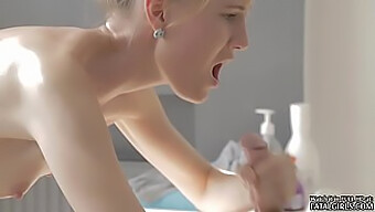 Blonde Tiener Geeft Een Sensuele Blowjob En Krijgt Een Cumshot