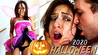 Małe Piersi I Duże Pośladki Zostają Ruchane W Halloweenowym Porno.