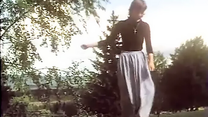 Vintage Svensk Milf Blir Knullad Av En Korv I Denna Klassiska Video